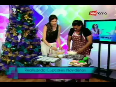 Realizando cupcakes navideños