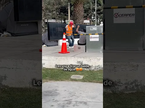 Les echo agua por no trabajar😡