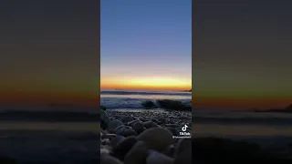     لا يمكن للنجوم أن تلمع بدون الظلام       دندنها