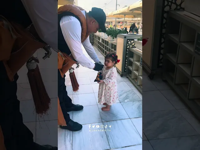 ⁣على خطى سيد الماء أبا الفضل العباس (ع) توزيع الماء على زوار حرم الإمامين الكاظمين الجوادين (ع)