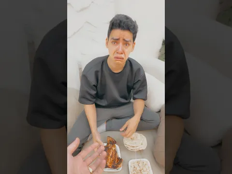 اخد من اخوه الاكل غصب عنه 😭😱