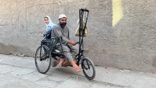 پدر که هر روز دختر خود را با ویلچر به مکتب می‌ برد