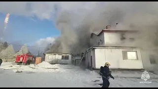 В Омске огнеборцы МЧС России тушат серьезный пожар