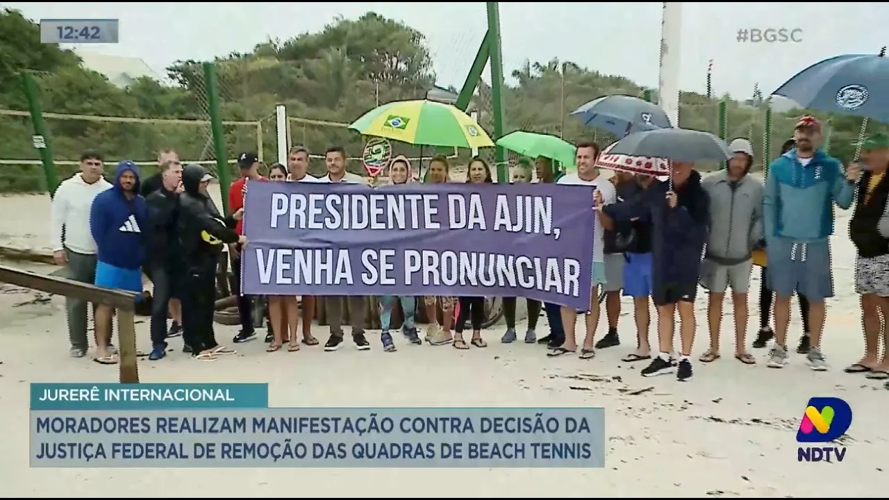 Moradores realizam manifestação contra decisão da Justiça de remoção das quadras de beach tennis