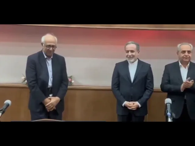 ⁣وزير الخارجية يقبل يد استاذه (لاحضوا ادب التلميذ وحياء الاستاذ)