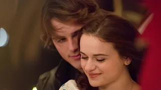 فتاة تقع في حب شقيق صديقها المقرب بسبب مشروع مدرسي وتبقي علاقتها معه سر ا إلى أن يكتشف أخاه هذا 