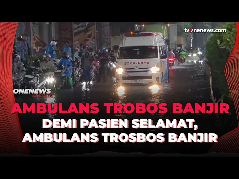 Ambulans yang Membawa Pasien Terobos Banjir di Jalan Ahmad Yani