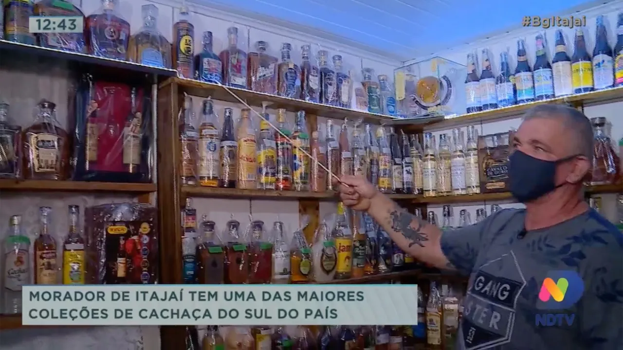 Morador de Itajaí tem uma das maiores coleções de cachaça do sul do país