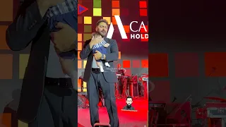 تامر حسني يحمل طفل رضيع وينام وهو يحمله علي المسرح بالحفلة 