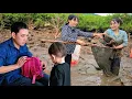 Download Lagu Thu and her mother had an interesting experience catching super big fish in the pond.