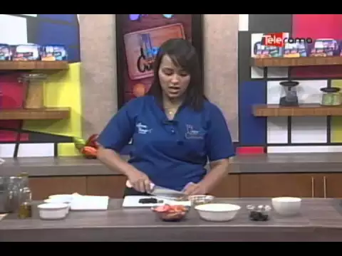 Ensalada fresca con aceitunas y queso