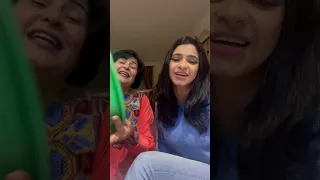 ماما بعون الله بتخلينا نغني اي اغنيه عالطبق الاخضر       غناء فرح و مامتها دندنها