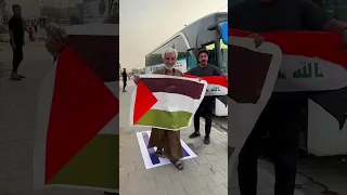 رجل عراقي شايل علم فلسطين ويدوس علم شوفو الغيرة 