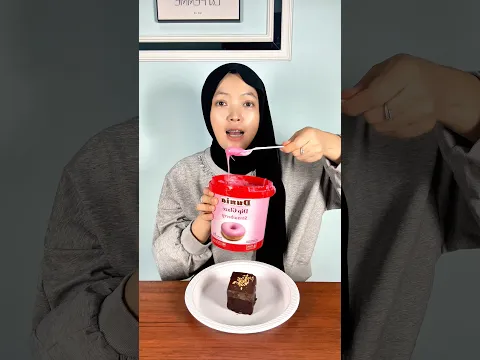 Dekorasi kue coklat stroberi