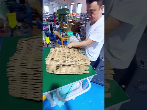 Dreiteiliges Kartonkissenmaschinen-Set, Verpackung und Dämpfung in einem Schritt. Ausgestattet mit Kraft