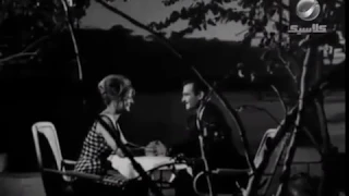 مشهد رومانسي بين أحمد مظهر ونادية لطفي من فيلم النظارة السوداء 