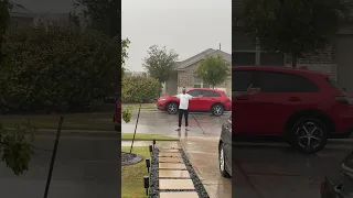 تحت المطر بالصيف 