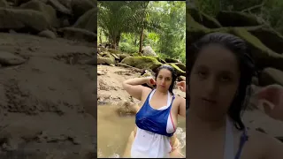 tante semok mandi basah di kali