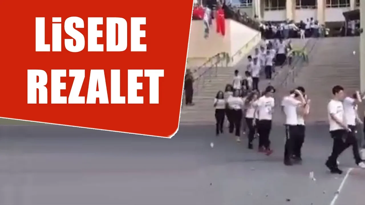 İSTANBUL FATİH'TE AKŞAMÜSTÜ BİR ADAM BALKONA ÇIKTI... ELİNE NE GEÇTİYSE TEK TEK SOKAĞA FIRLATTI. SEB. 