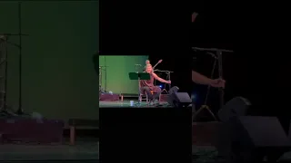 کنسرت شاهین نجفی نه اینوری نه اونوری کیرم تو بیت رهبری شاهین نجفی مهسا امینی 