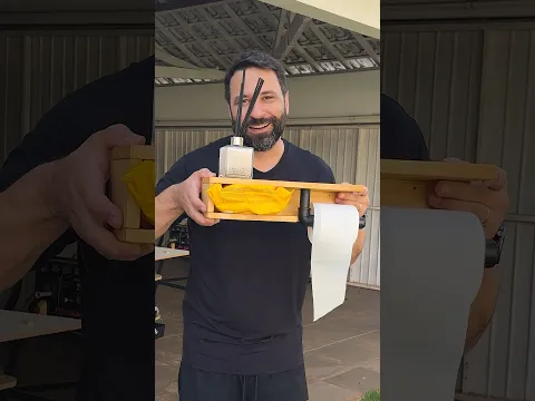 Fiz um porta papel higiênico com madeira de pallet e tubo de pvc