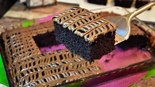 كيكة الشكولاته اقتصاديه فقط بيضتين مع صلصة الشكولاته من غير زيت باسهل طريقه Chocolate Cake 