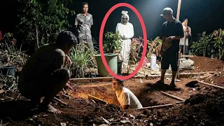 POCONG LIHAT WARGA GALI KUBURAN ! 7 PENAMPAKAN HANTU TERJELAS DAN TERSERAM