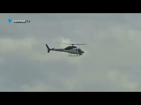 Luchtverkeer boven hoogspanningsverbinding nabij Dedemsvaart