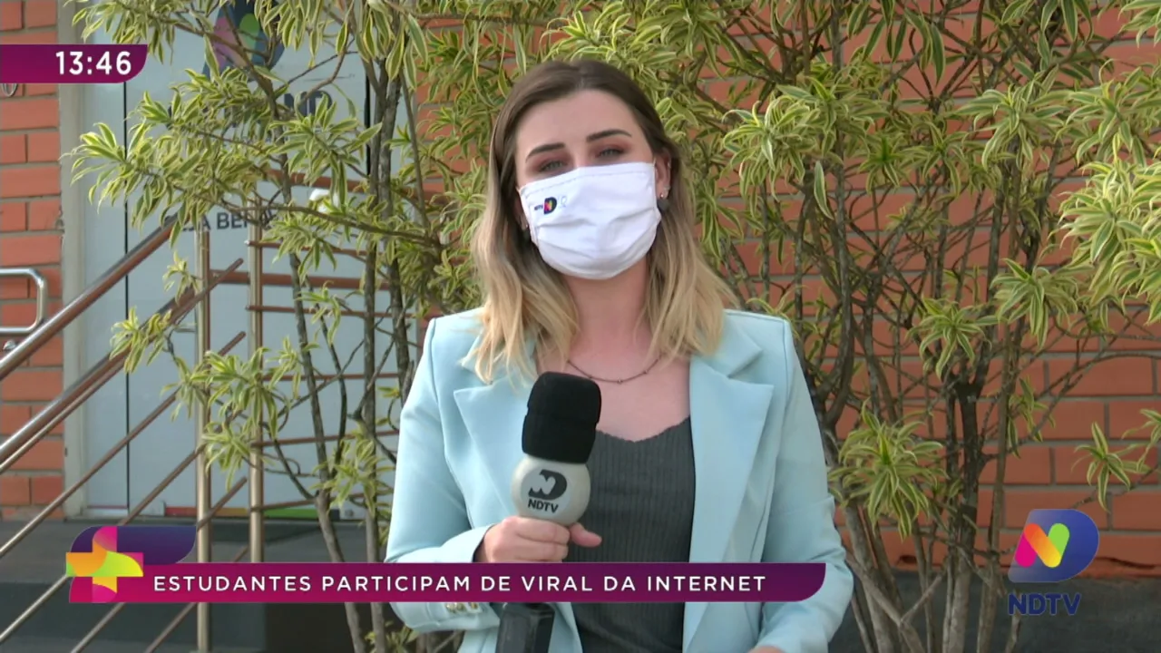 Professora e alunos participam de dança viral da internet