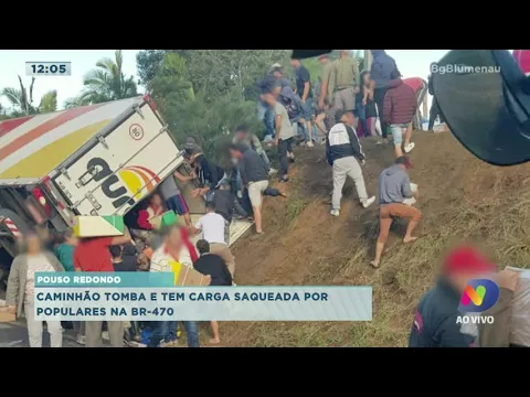 Caminhão tomba na BR-470 e tem carga saqueada por populares