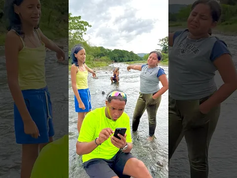 CUANDO MIS HIJAS QUIEREN GALLETAS EN EL RÍO 👧🏻🍪🌊🤣 #shorts #galletas #rio #funny