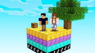 SOBREVIVI em um SKYBLOCK de CAMADAS de LUCKY BLOCK
