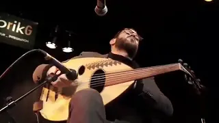  لي نا شماميان   هالأسمر اللون هالأسمراني تعبان ياقلب خيوه هواك رماني يابو عيون وساع  حطيت بقلب خيو دندنها