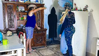 HOMEM VÊ VULTO PRETO O TEMPO TODO E PEDE AJUDA PARA  A ROSY - SPIRITBOX