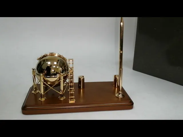 Видео-обзор Настольный прибор 'Богатство России' с подставкой под визитки и ручкой