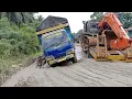 Lagu Truk ngangkat excavator sangkut dan Truk lain tidak punya pilihan jalan lain