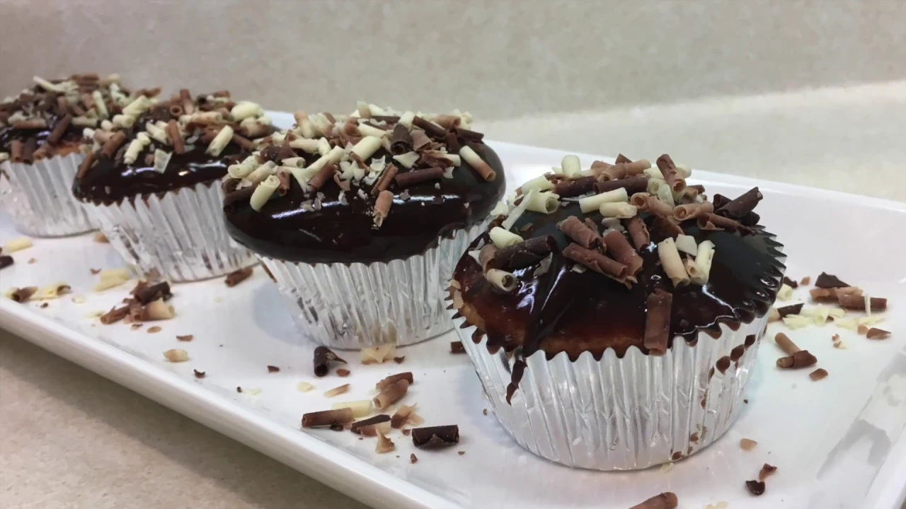 SIMPLE CUPCAKE WITH CHOCOLATE GANACHE FROSTING RECEITA CUPCAKE SIMPLES E FÁCIL