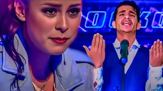 شاب يبكي أثناء أدئة لأغنية حسبي ربي جل الله ويبكي الجمهور ولجنة التحكيم في برنامج TheVoice Knockouts 