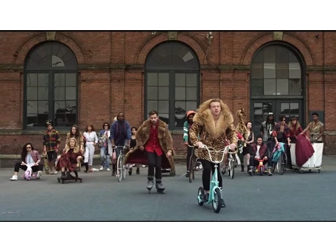 Download MP3 MACKLEMORE & RYAN LEWIS - THRIFT SHOP FEAT. WANZ (OFFICIAL VIDEO)