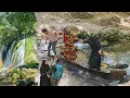 Download Lagu Plezier bij de prachtige watervallen: de buitengewone reis van Ali's familie