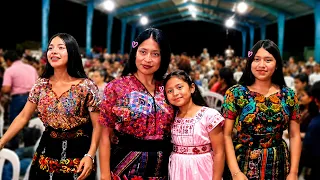 Ana Gonzales recibiendo el cariño de la Gente