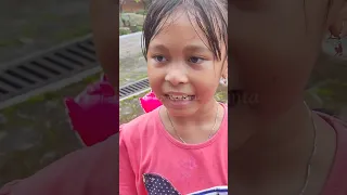 Shinta Shanti Shindi bermain sepedah di halaman rumah