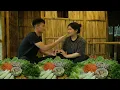 Download Lagu Ly Tieu Isa is verrast door Thanhs kookkunsten - Gepassioneerde liefde