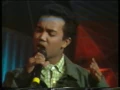 Exists Mengintai Dari Tirai Kamar