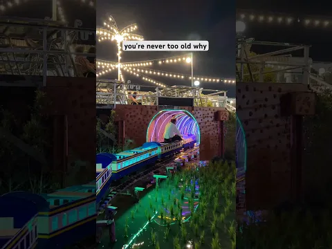 We tried the viral train restaurant in Bangkok