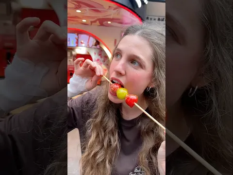 probando el tanghulu en Japón 🍓 #probando #comida #tanghulu #tokio