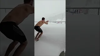 هذه الفتاة تختبئ داخل الثلج ثلج فتاة Shorts  هذه الفتاة تختبئ داخل الثلج ثلج فتاة Shorts