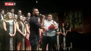 محمد الشرنوبي يغني أغنية فيلم الممر في عرض سينما مصر والجمهور تصفيق حار 