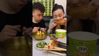 تحدي الاكل بين زوجين ومقالب حلوة تحدي الاكل الكوري تحديات مضحكة 