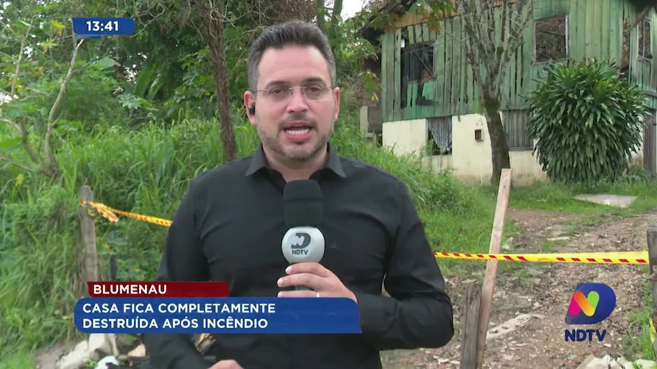 Casa fica completamente destruída após incêndio em Blumenau